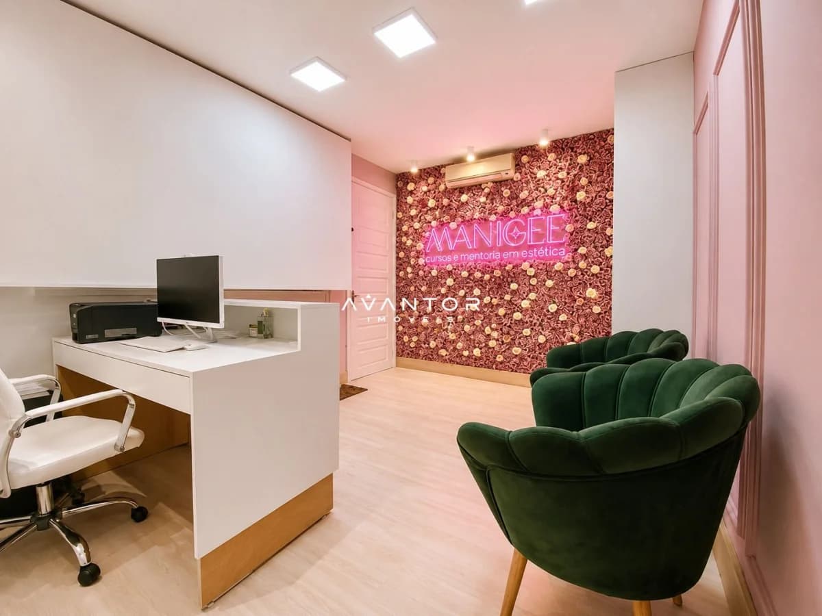 Recepção com parede de flores e poltronas — Casa Comercial com 4 salas para alugar em Nossa Senhora de Fátima, Santa Maria/RS