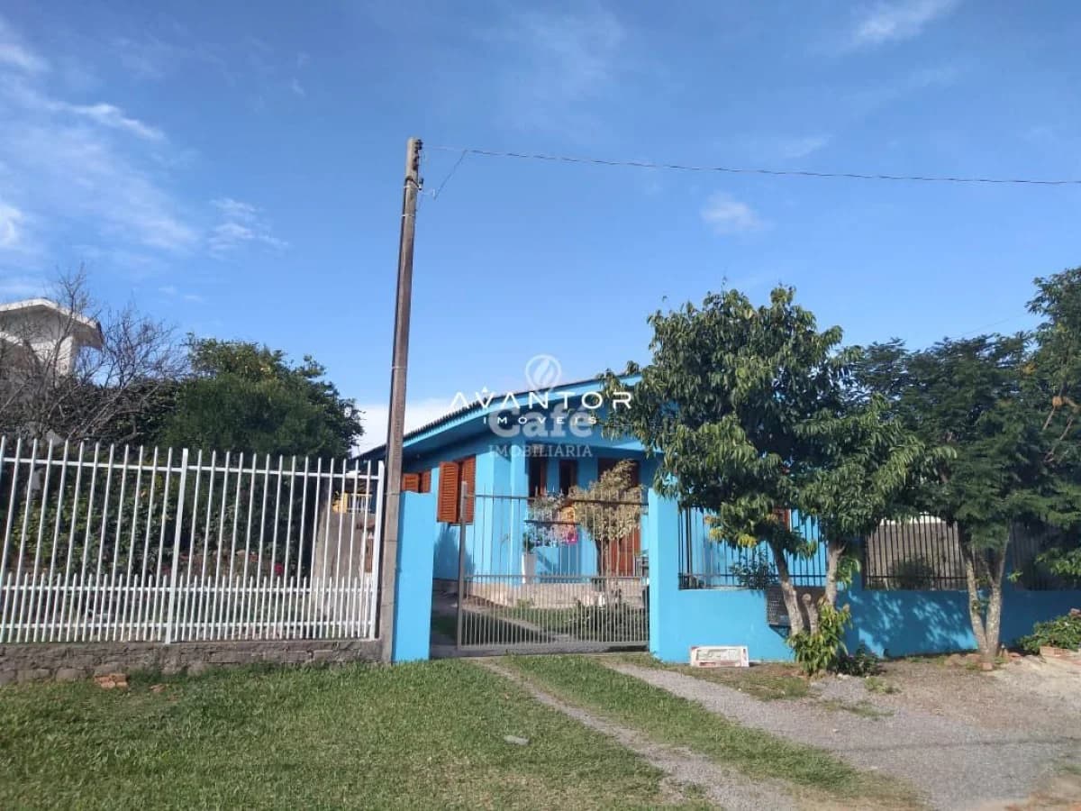 Fachada da casa com portão — Casa com 3 quartos à venda em Pé de Plátano, Santa Maria/RS