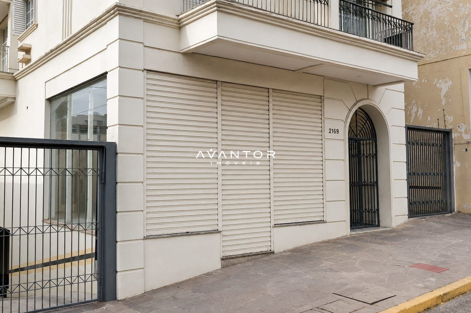 Fachada com garagem de enrolar — Sala Comercial com 3 salas para alugar em Centro, Santa Maria/RS