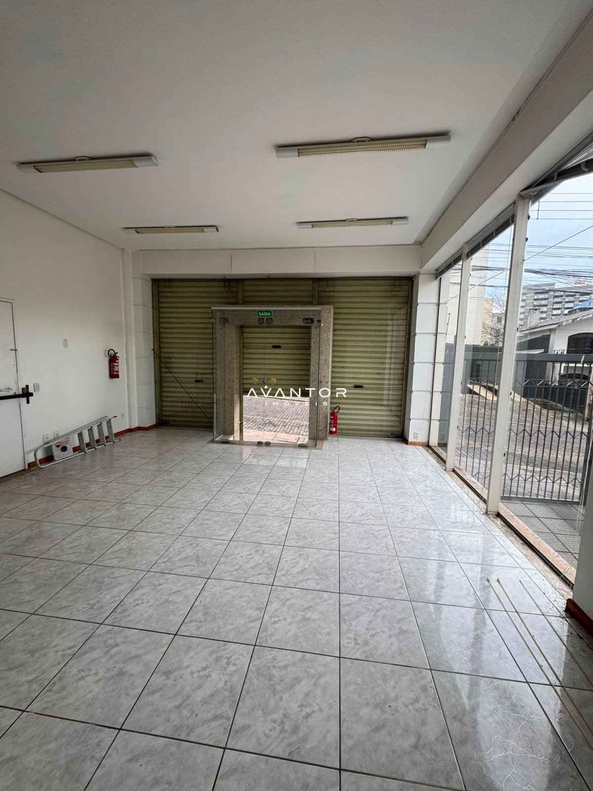 Sala Comercial com 3 salas para alugar em Centro, Santa Maria/RS — foto 2 de 5