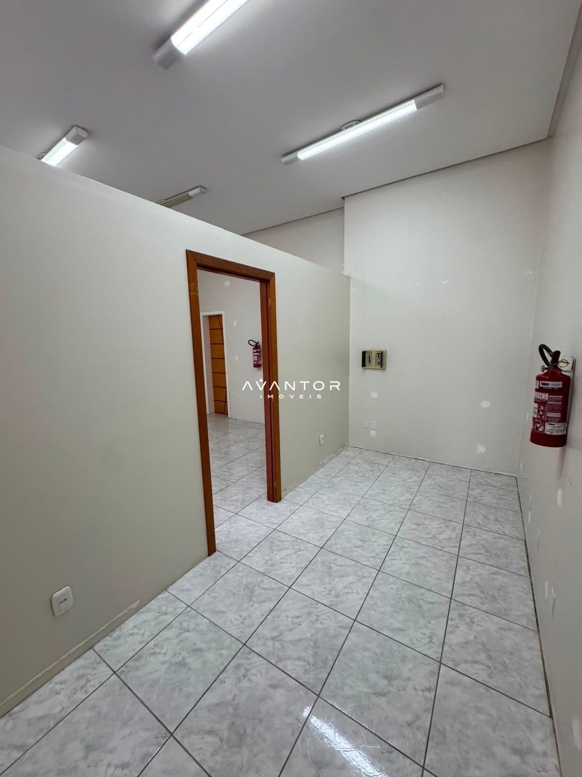 Sala Comercial com 3 salas para alugar em Centro, Santa Maria/RS — foto 4 de 5