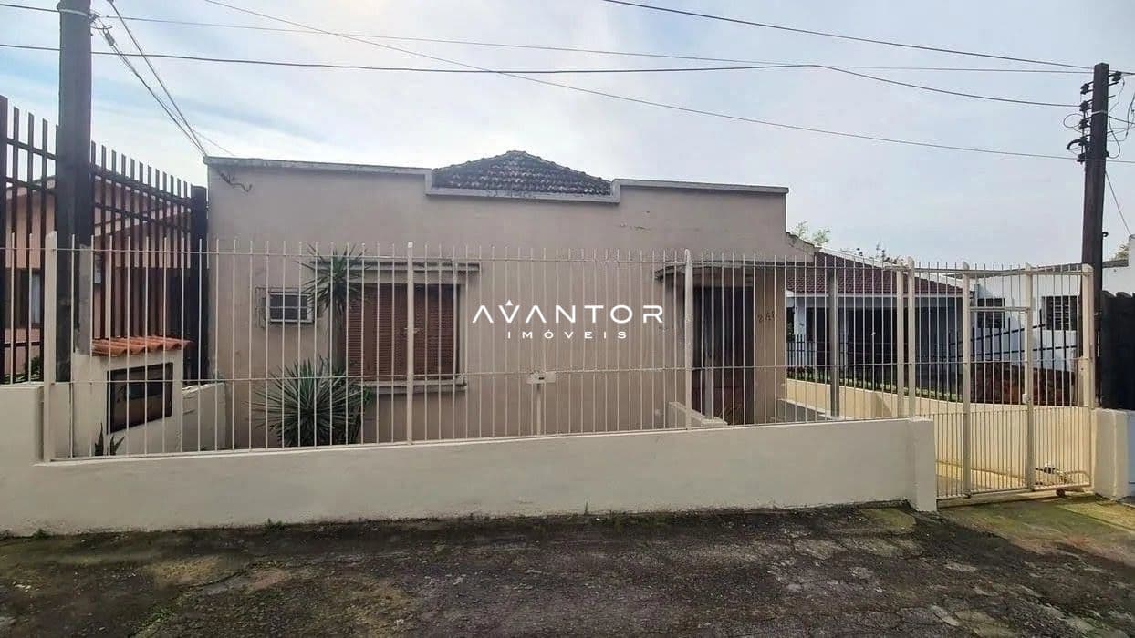 Fachada da casa com portão de ferro — Casa com 3 quartos à venda em Nossa Senhora Medianeira, Santa Maria/RS