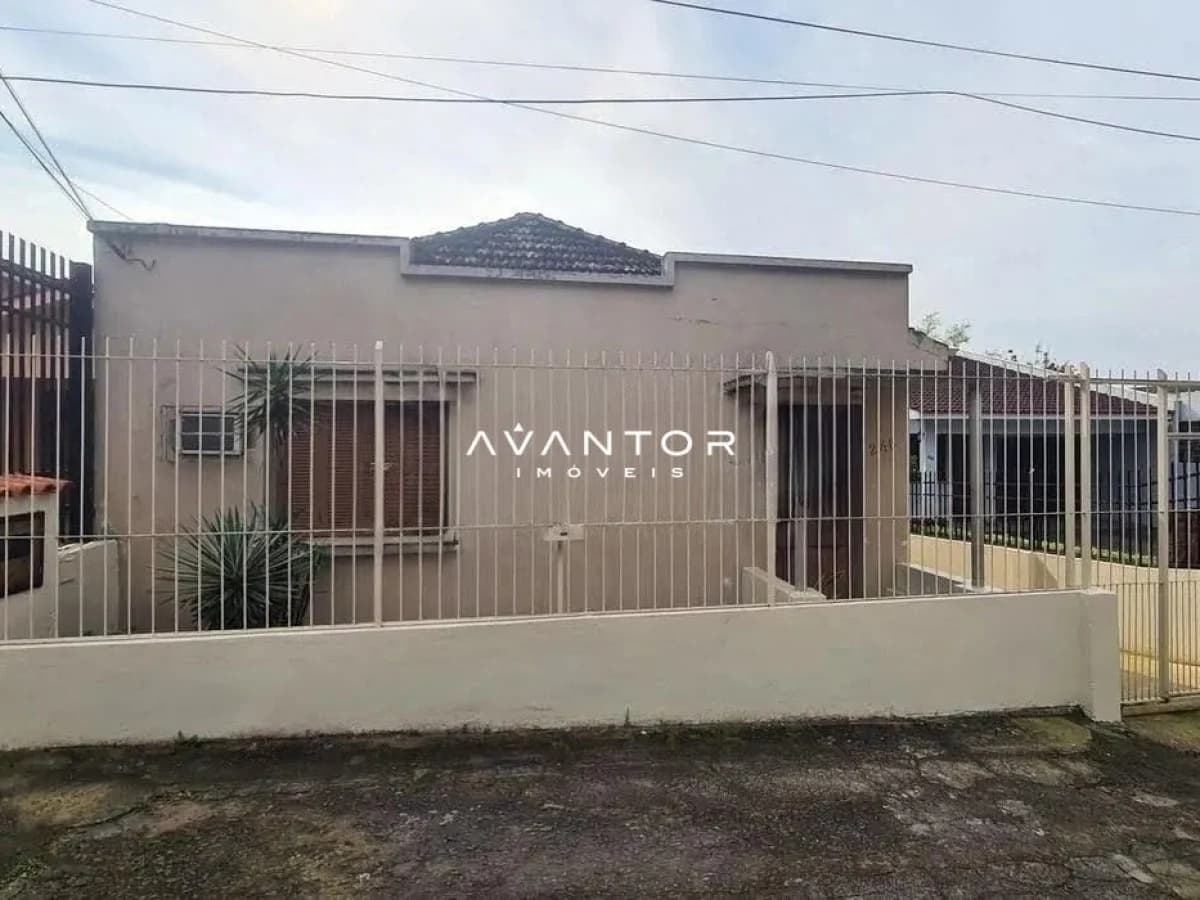 Fachada da casa com portão de ferro — Casa com 3 quartos à venda em Nossa Senhora Medianeira, Santa Maria/RS