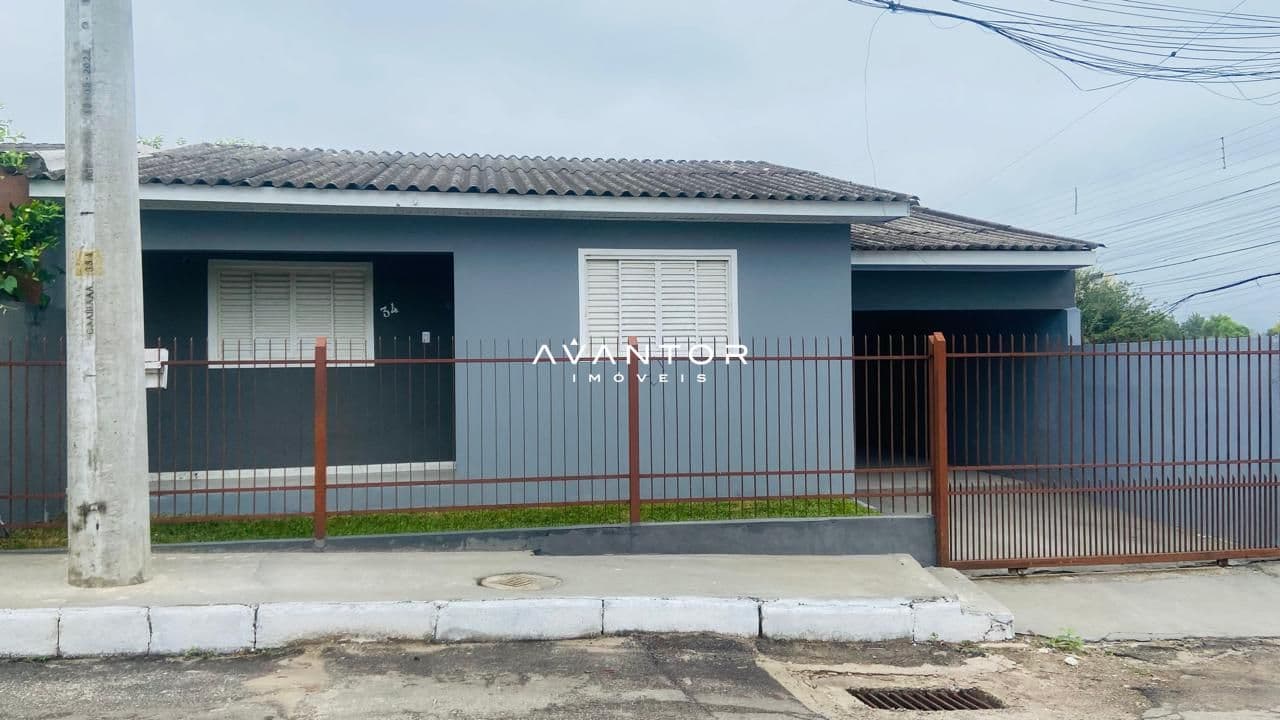 Fachada da casa com portão e garagem — Casa com 2 quartos à venda em Camobi, Santa Maria/RS