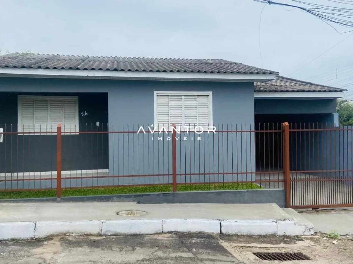 Fachada da casa com portão e garagem — Casa com 2 quartos à venda em Camobi, Santa Maria/RS
