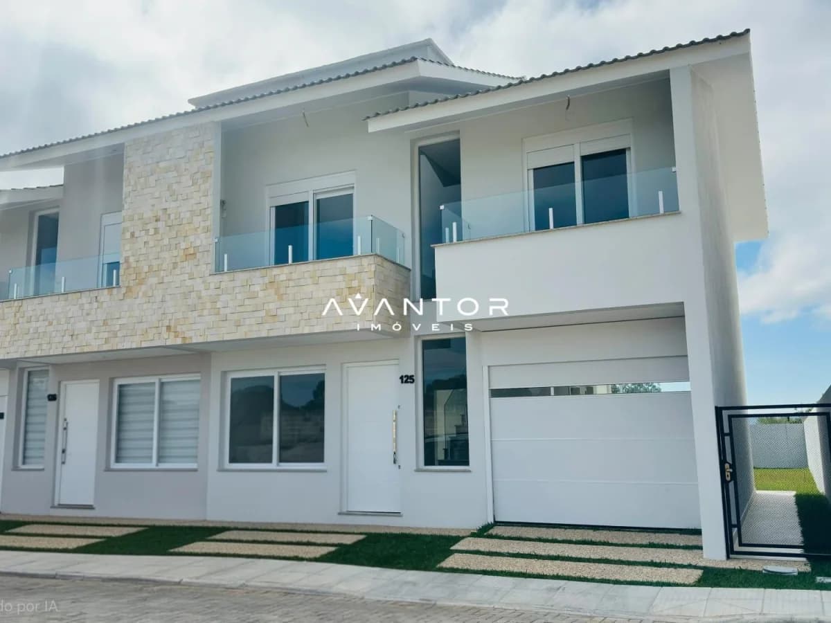 Fachada da casa com sacadas — Casa com 3 quartos à venda no Residencial Santa Mônica, em Camobi, Santa Maria/RS