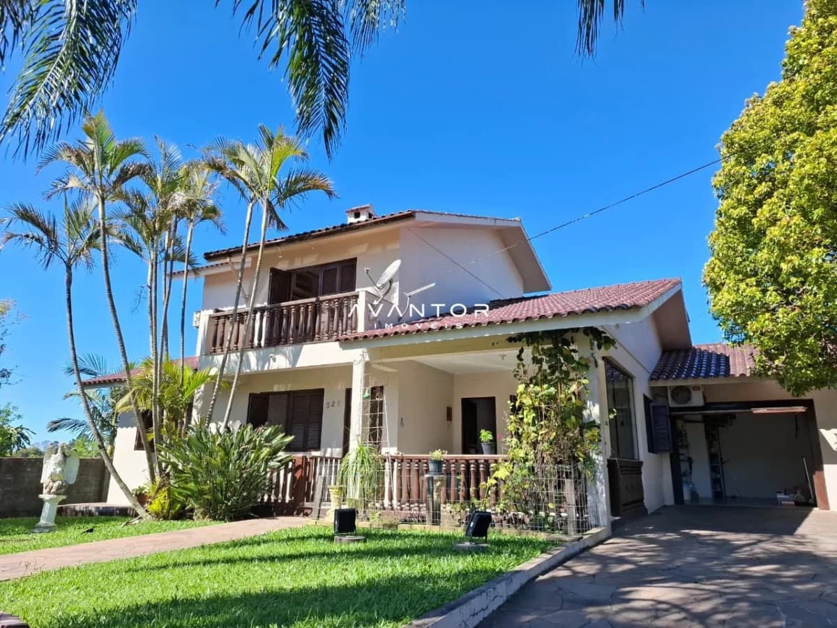 Fachada da casa com sacada — Casa com 4 quartos à venda em São José, Santa Maria/RS