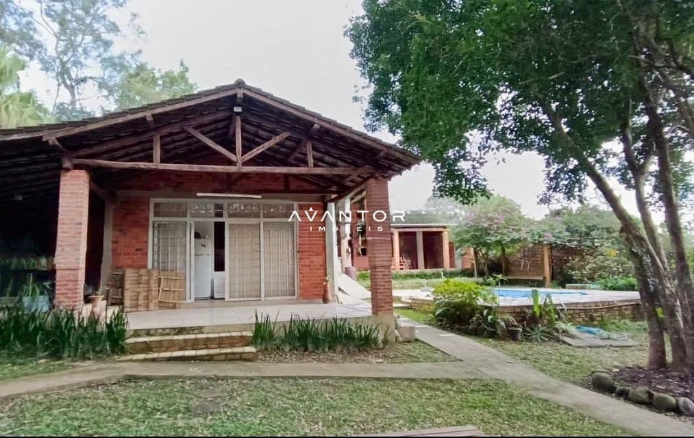 Fachada da casa com piscina ao fundo — Casa com 2 quartos à venda em Parque Serrano I, Itaara/RS