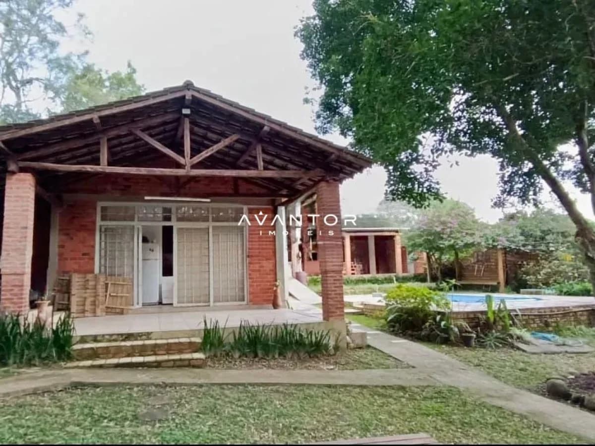 Fachada da casa com piscina ao fundo — Casa com 2 quartos à venda em Parque Serrano I, Itaara/RS
