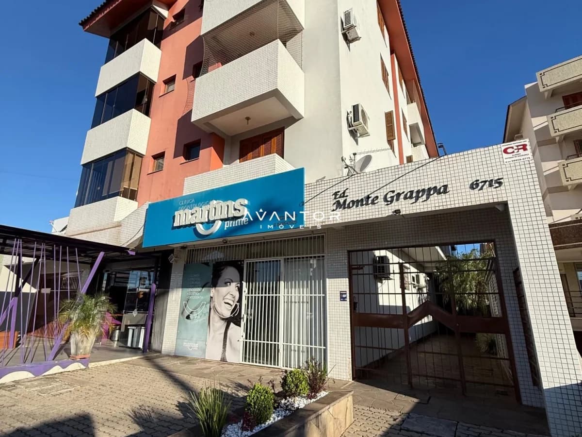 Fachada do prédio com lojas no térreo — Apartamento com 2 quartos à venda no Monte Grappa, em Camobi, Santa Maria/RS