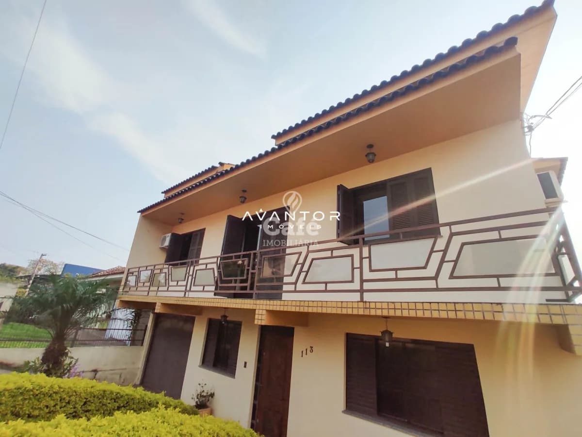 Ampla Casa no residencial Alto da colina à 100 metros da faixa velha de Camobi — Casa com 5 quartos à venda em Camobi, Santa Maria/RS
