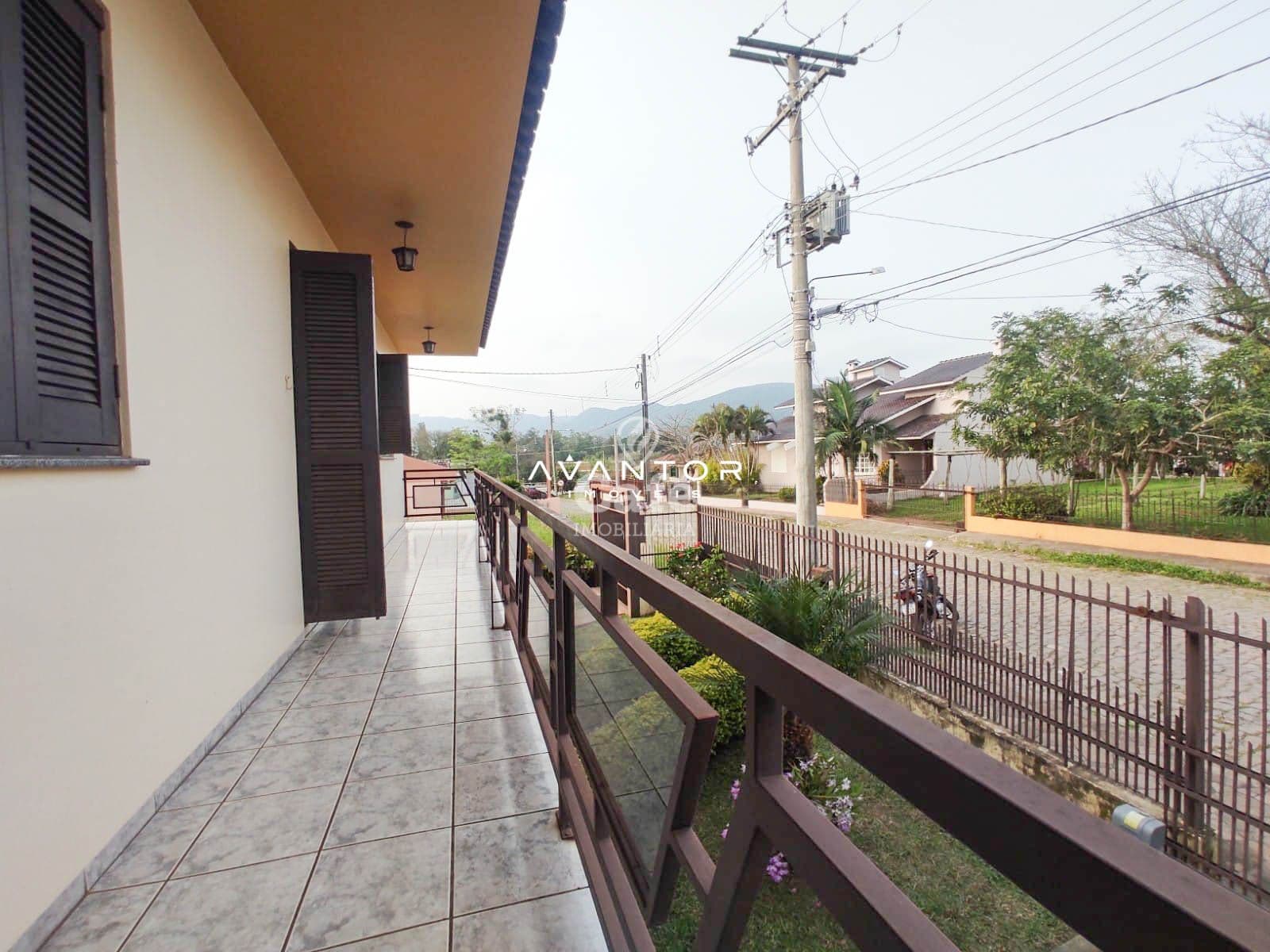 Ampla Casa no residencial Alto da colina à 100 metros da faixa velha de Camobi — Casa com 5 quartos à venda em Camobi, Santa Maria/RS