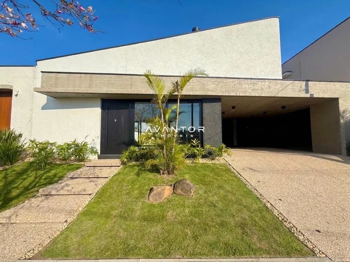 Fachada da casa com jardim e garagem — Casa com 3 quartos à venda no Cidade Universitária, em Camobi, Santa Maria/RS