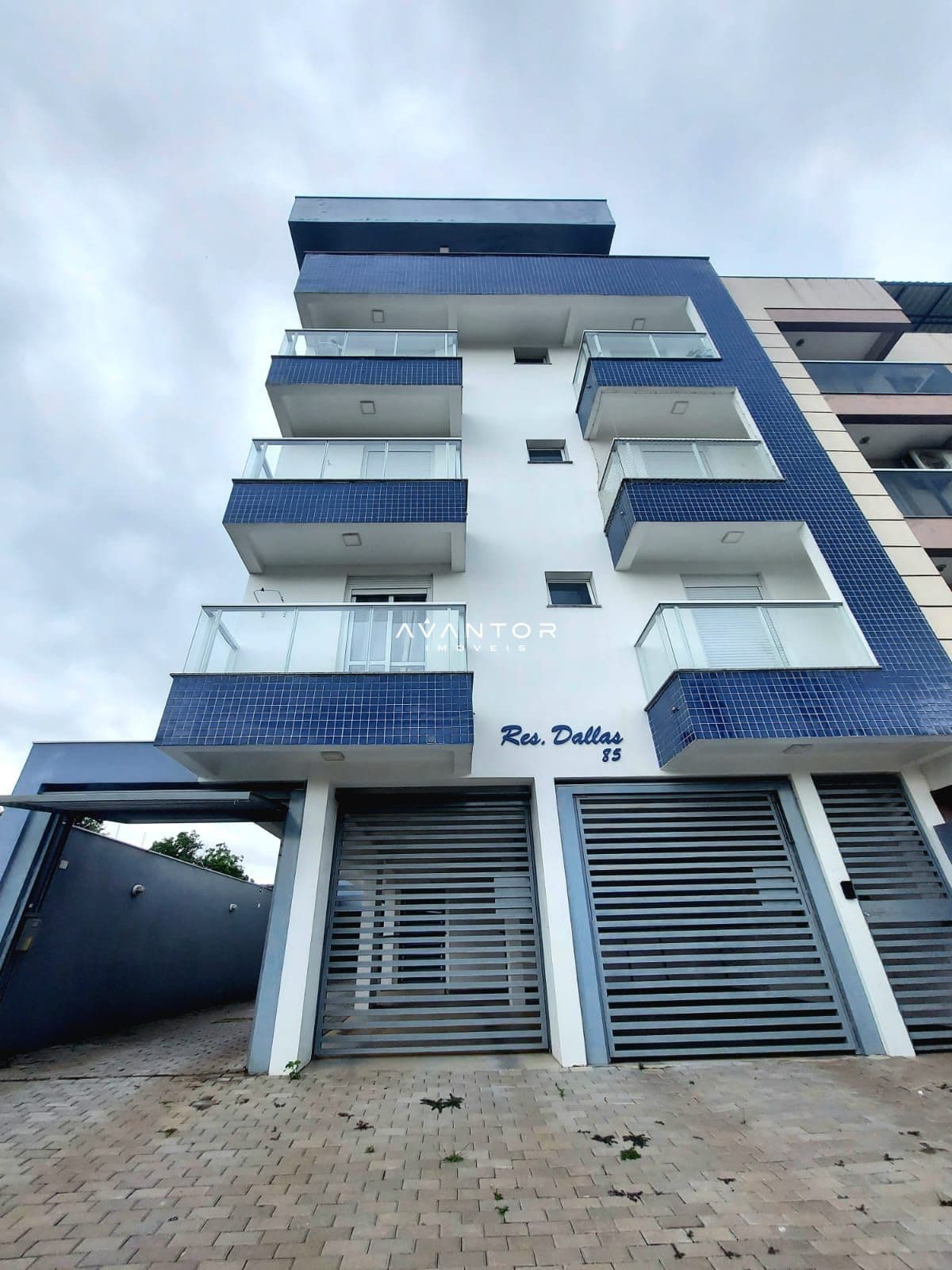Fachada do prédio com sacadas — Apartamento com 1 quarto à venda no Residencial Dallas, em Camobi, Santa Maria/RS