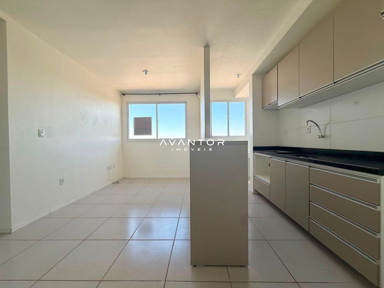 Cozinha integrada à sala com armários planejados — Apartamento com 2 quartos à venda em Patronato, Santa Maria/RS