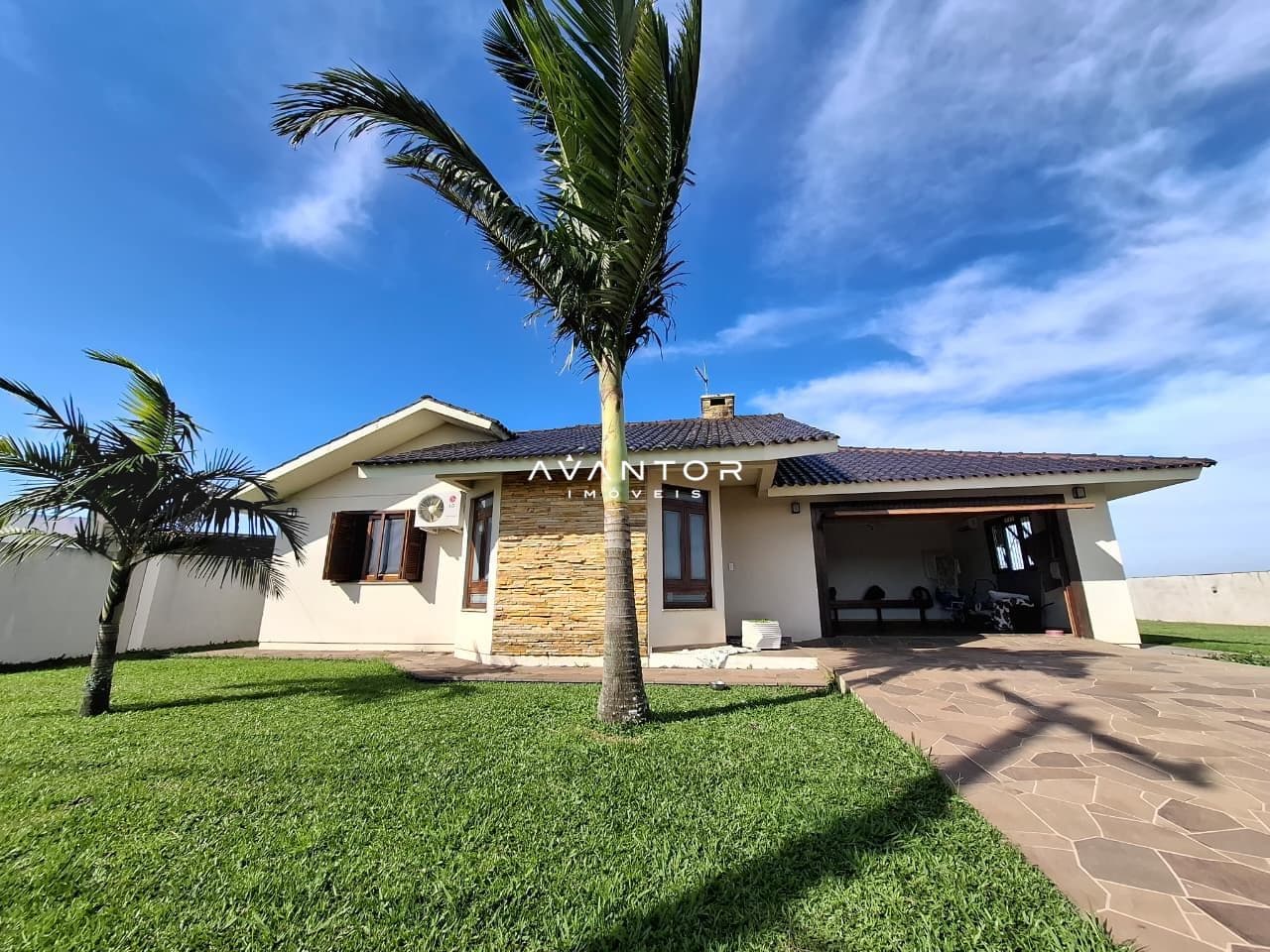Fachada da casa com pátio e palmeira — Casa com 3 quartos à venda em Arroio Grande, Santa Maria/RS