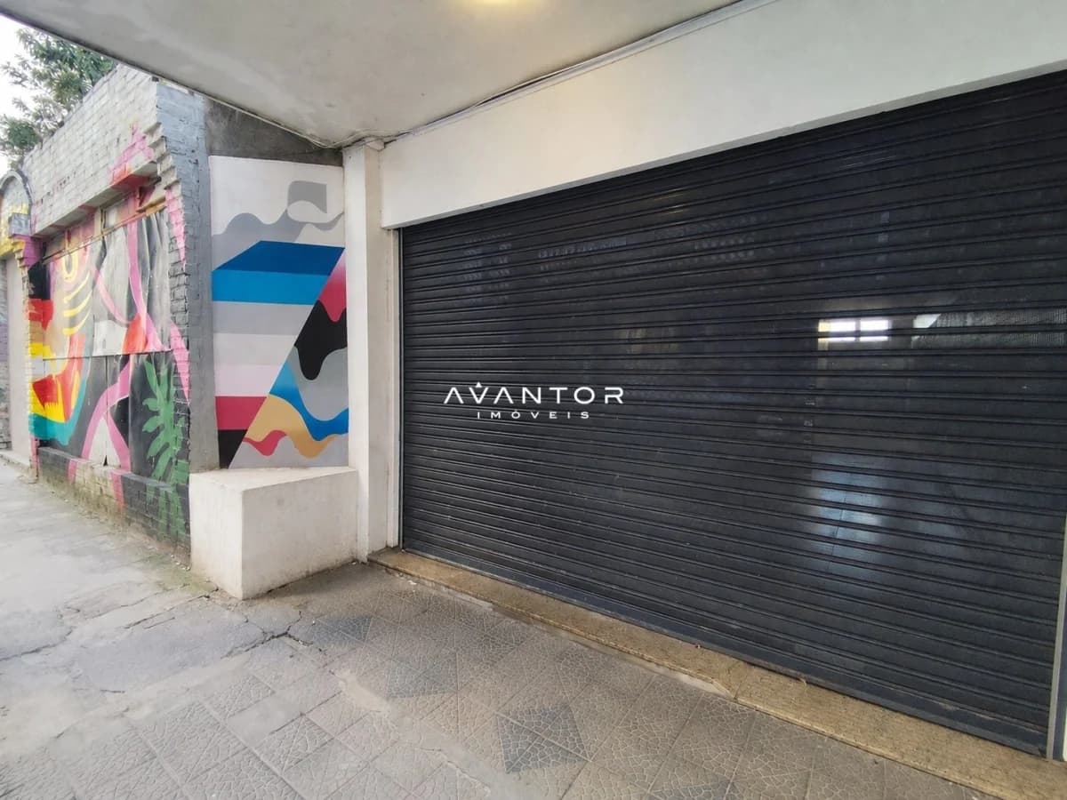 Fachada com garagem e porta metálica — Loja com 1 sala para alugar em Centro, Santa Maria/RS