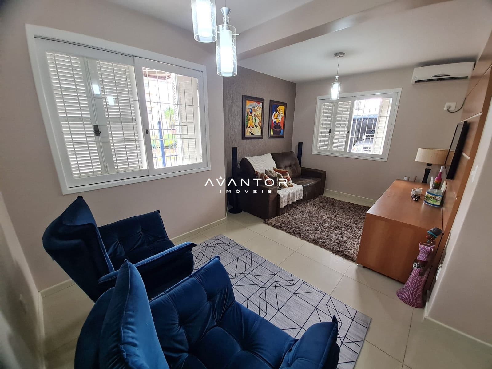 Sala de estar com sofás azuis — Apartamento com 2 quartos à venda no Sole Mio, em Camobi, Santa Maria/RS