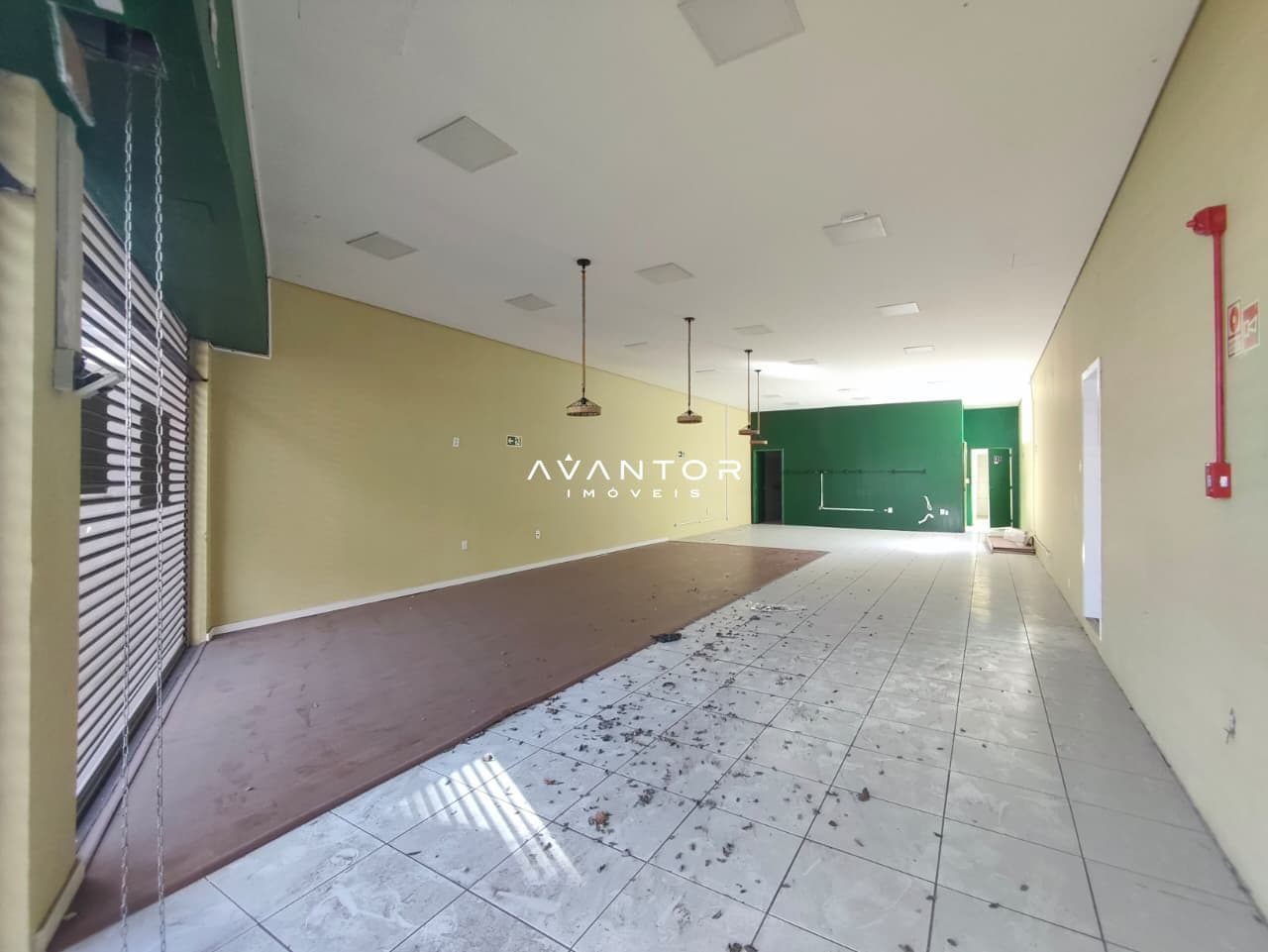 Salão com paredes coloridas e piso em cerâmica — Loja com 1 sala para alugar em Centro, Santa Maria/RS