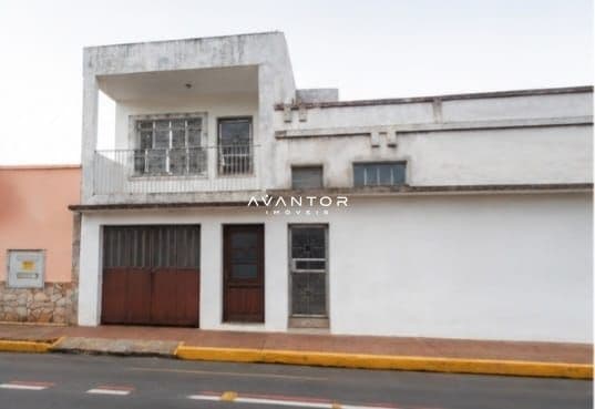 Fachada da casa com garagem — Apartamento com 3 quartos à venda em Centro, São Gabriel/RS