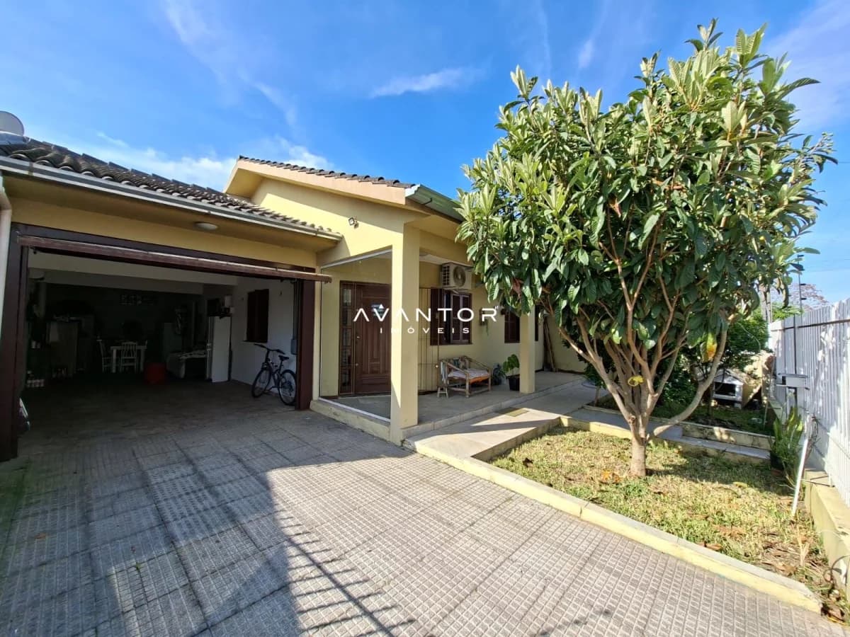 Fachada da casa com garagem e pátio — Casa com 2 quartos à venda em Pinheiro Machado, Santa Maria/RS