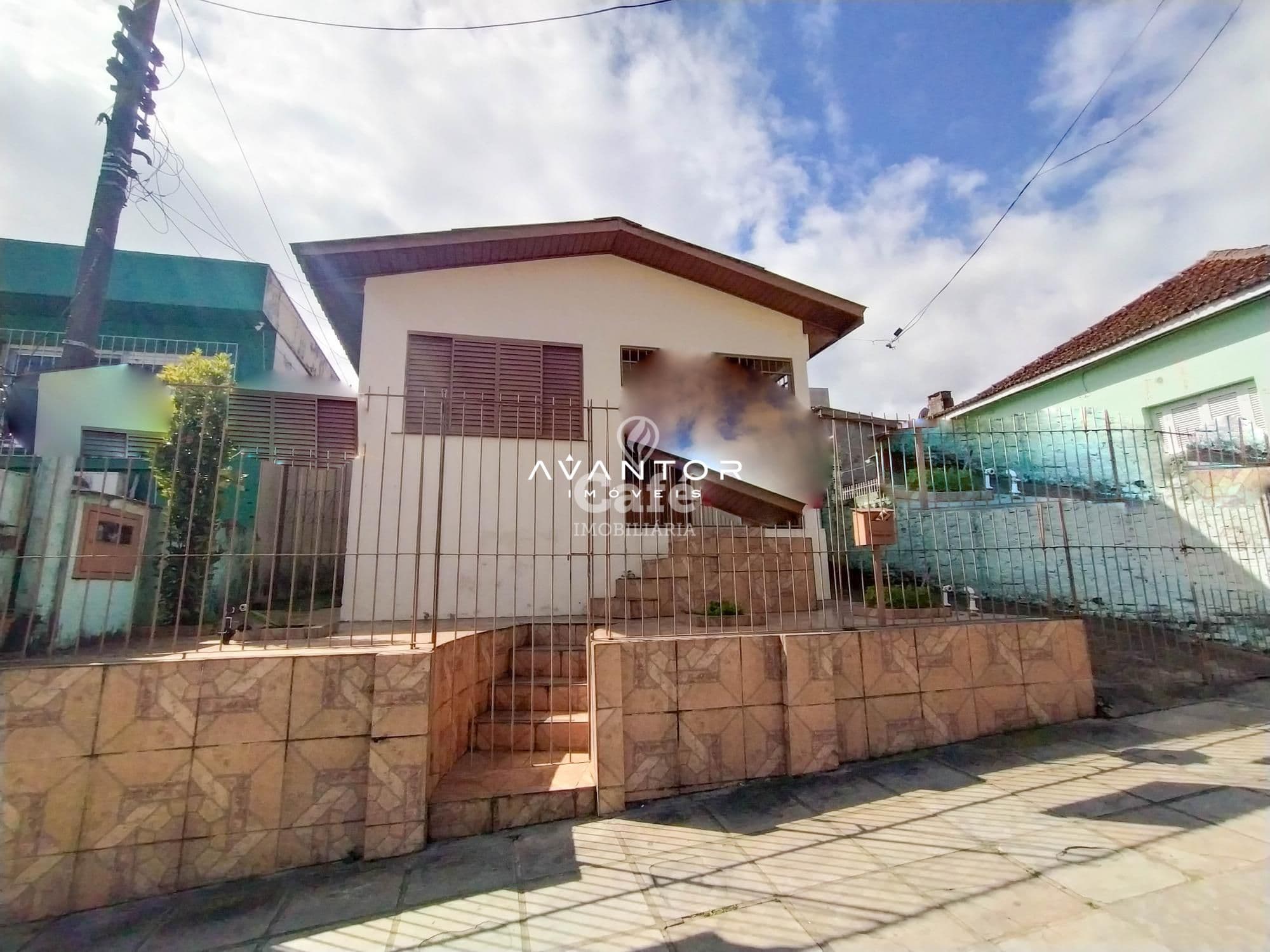 Fachada da casa com portão — Terreno à venda em Centro, Santa Maria/RS