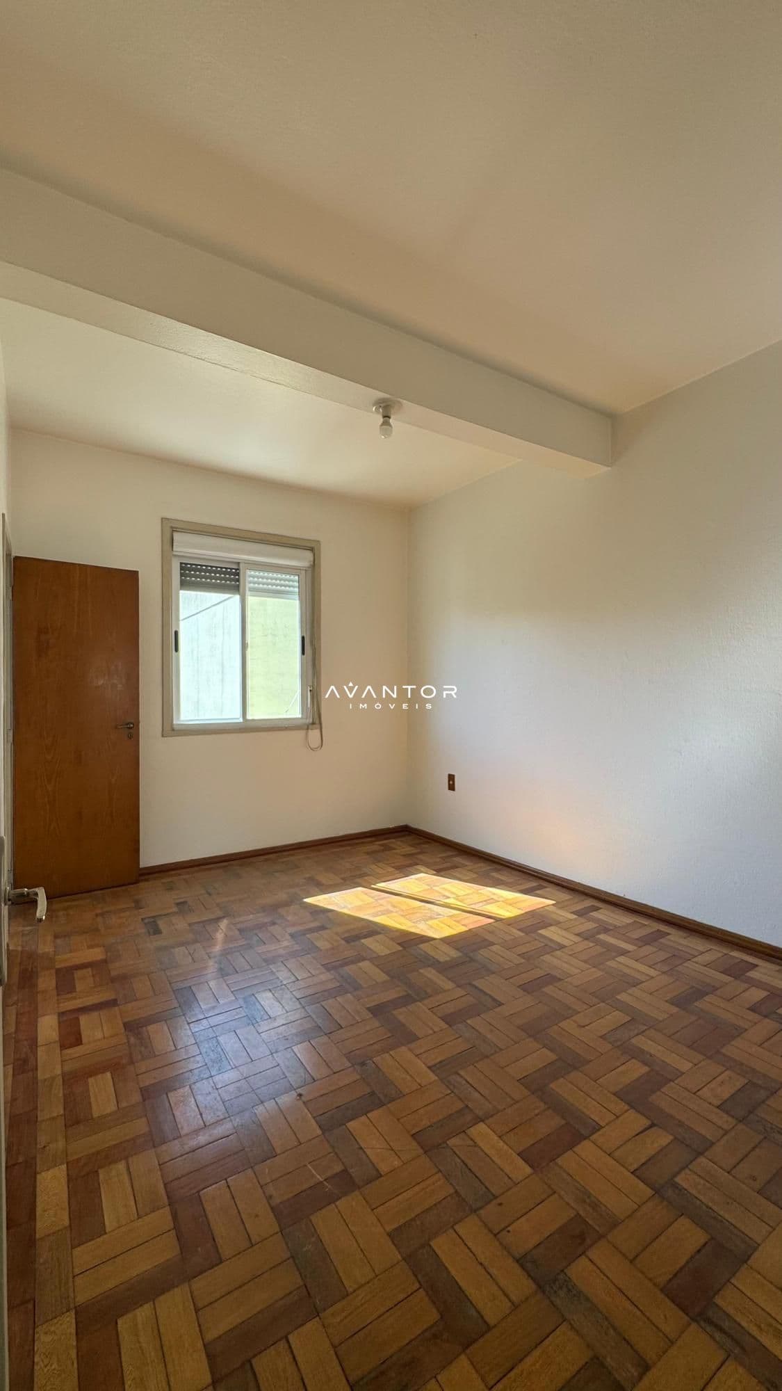 Dormitório com janela e porta — Apartamento com 2 quartos para alugar em Centro, Santa Maria/RS