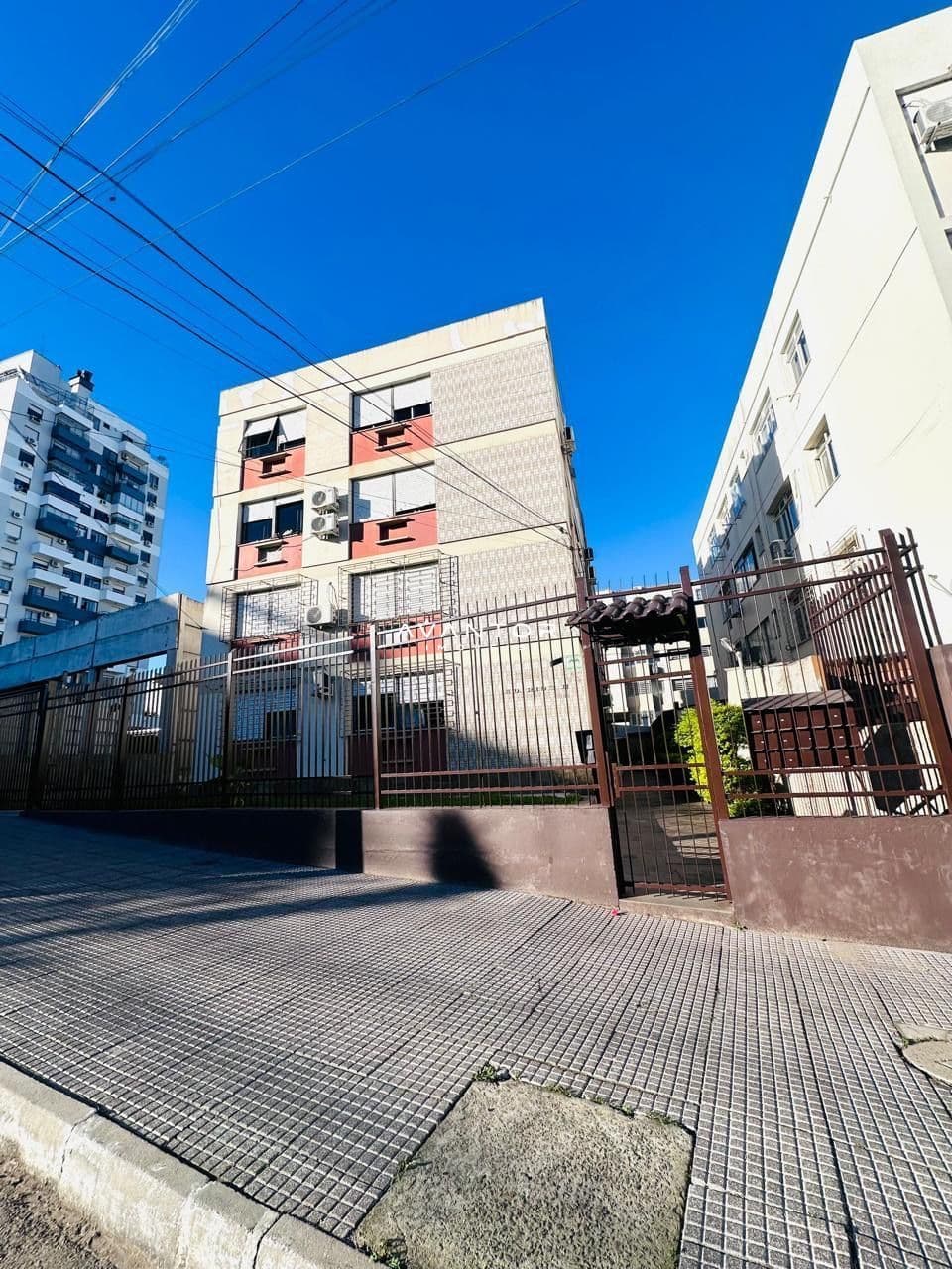 Fachada do prédio com portão de entrada — Apartamento com 2 quartos à venda em Nossa Senhora de Fátima, Santa Maria/RS