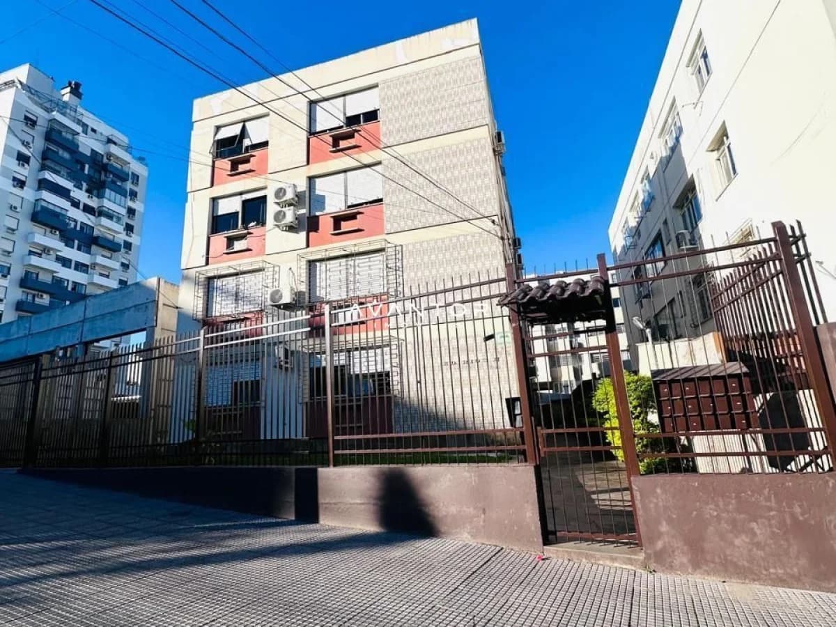 Fachada do prédio com portão de entrada — Apartamento com 2 quartos à venda em Nossa Senhora de Fátima, Santa Maria/RS