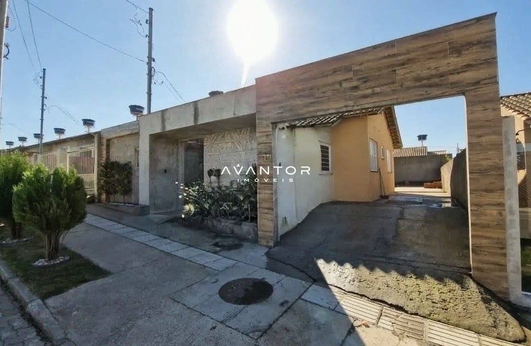 Fachada da casa com pátio — Casa com 2 quartos à venda em Diácono João Luiz Pozzobon, Santa Maria/RS