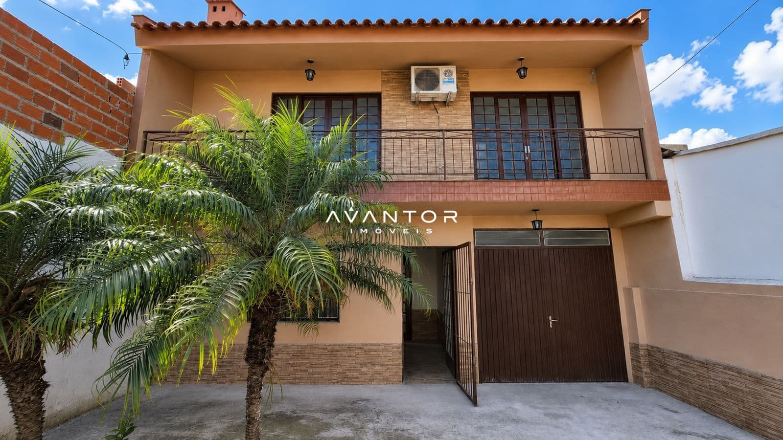 Fachada da casa com garagem — Casa com 4 quartos à venda em Nossa Senhora Medianeira, Santa Maria/RS