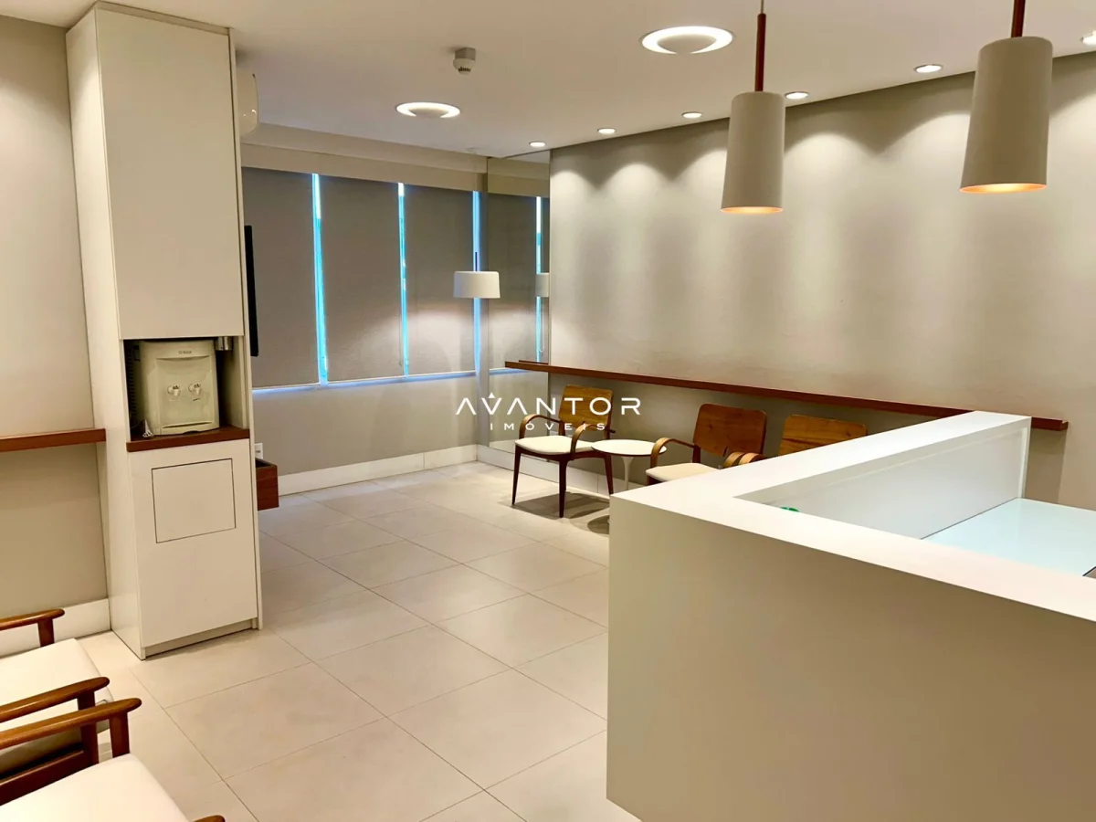 Sala de estar integrada à cozinha — Sala Comercial com 2 salas à venda no Edifício Salvador Isaia, em Centro, Santa Maria/RS