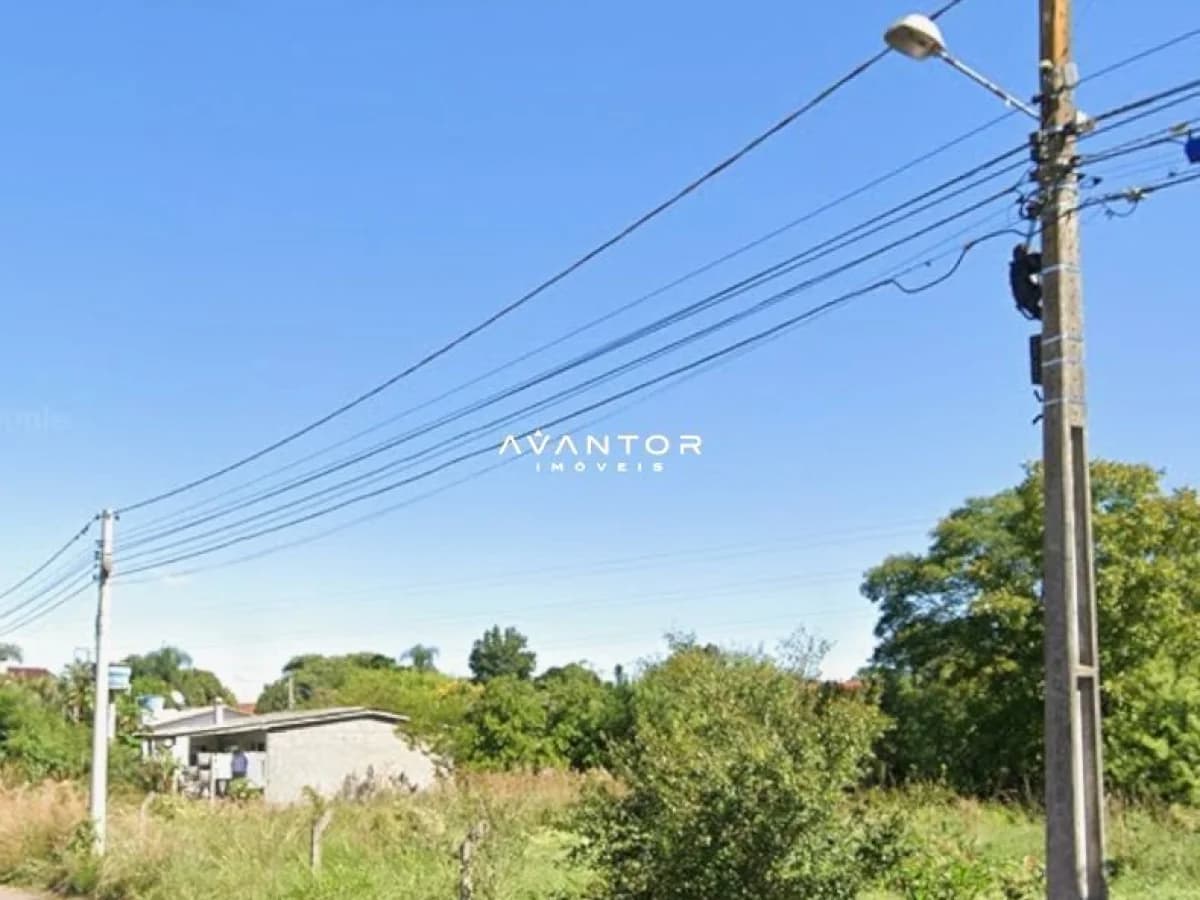 Terreno com construção ao fundo — Terreno à venda em São José, Santa Maria/RS