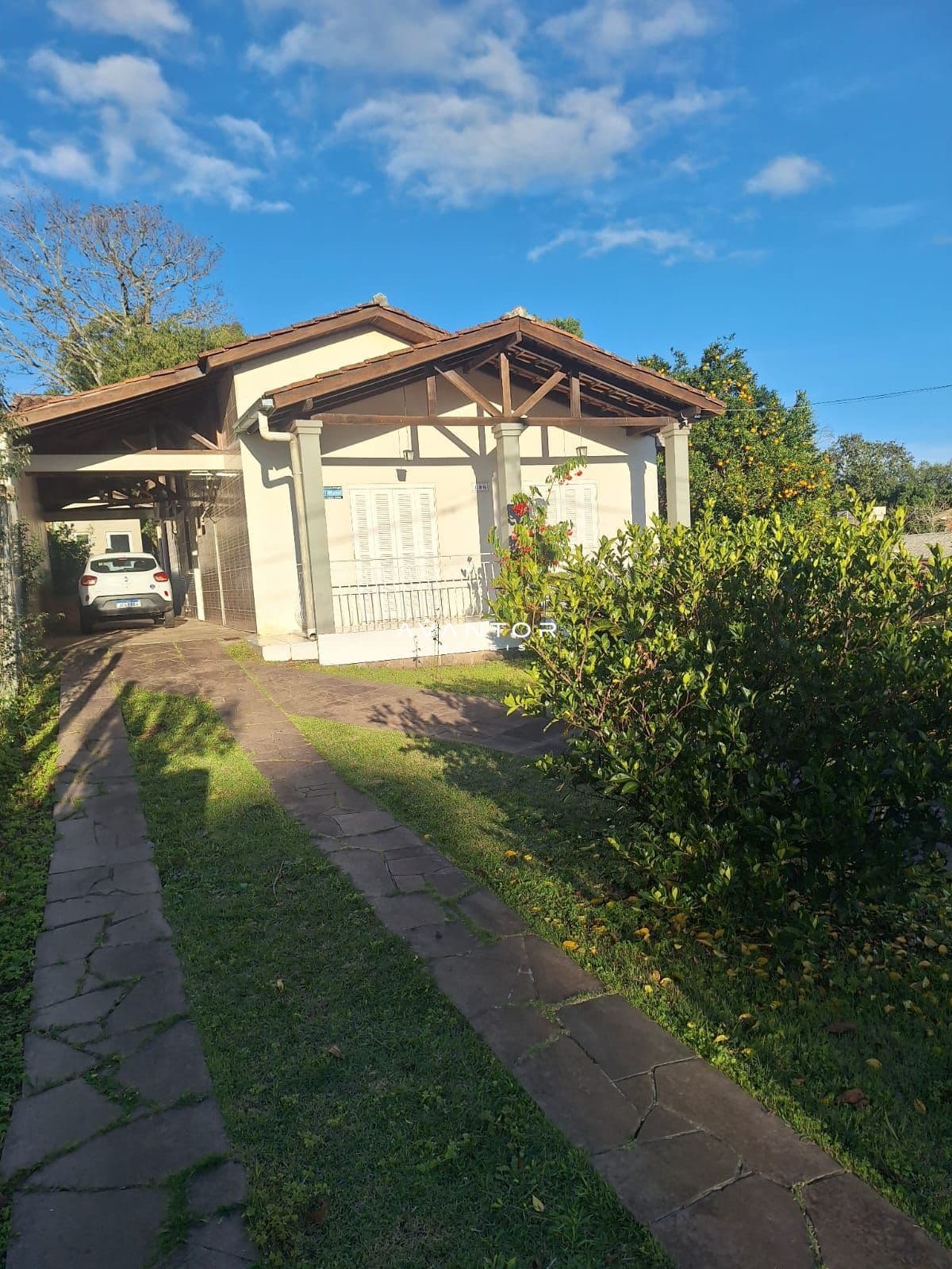 Fachada da casa com garagem — Casa com 3 quartos à venda em Parque Serrano I, Itaara/RS