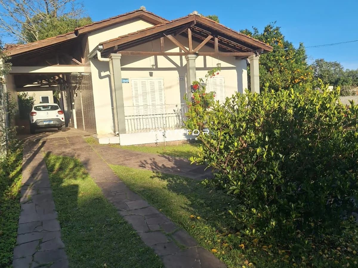 Fachada da casa com garagem — Casa com 3 quartos à venda em Parque Serrano I, Itaara/RS
