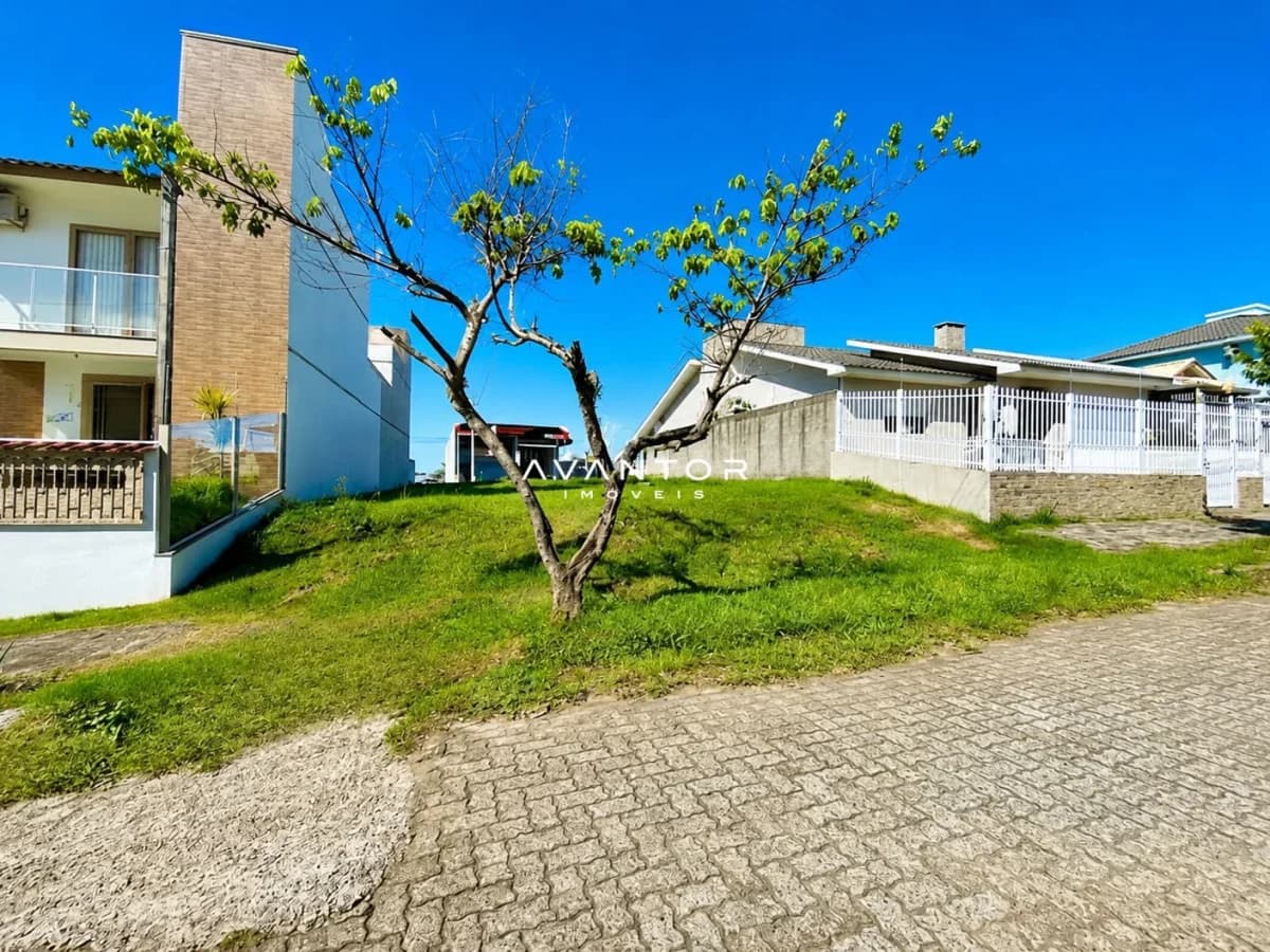 Fachada da casa com pátio e árvore — Condomínio Residencial Vitória, Camobi, Santa Maria/RS