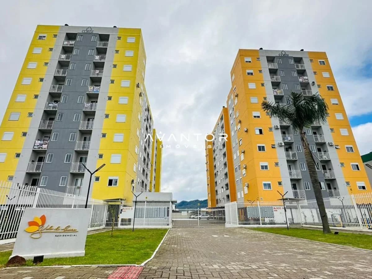 Fachada do prédio com dois blocos coloridos — Apartamento com 2 quartos à venda em Camobi, Santa Maria/RS