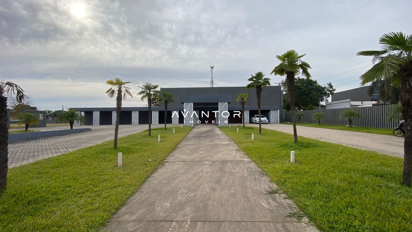 Fachada do prédio com paisagismo — Pavilhão com 5 salas para alugar em Patronato, Santa Maria/RS