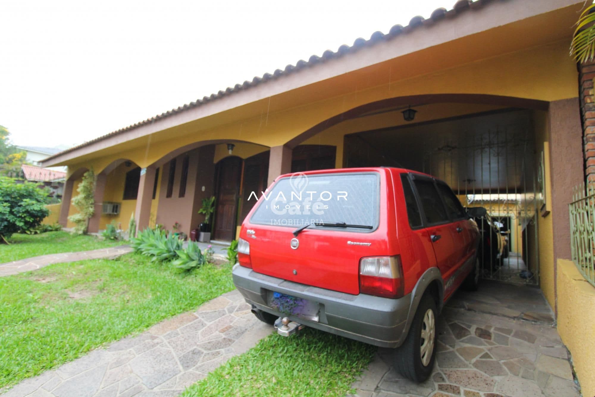 Fachada da casa com garagem coberta — Casa com 3 quartos à venda em Nossa Senhora de Lourdes, Santa Maria/RS
