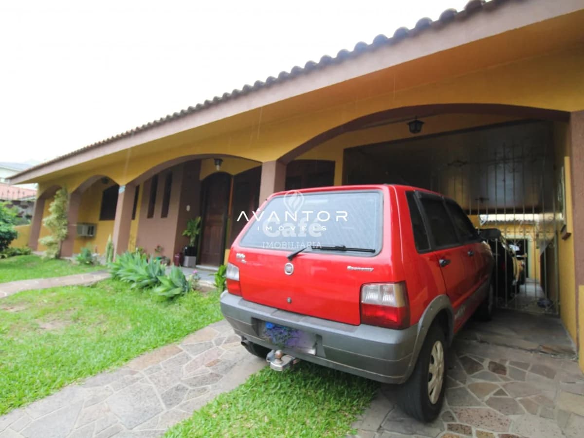 Fachada da casa com garagem coberta — Casa com 3 quartos à venda em Nossa Senhora de Lourdes, Santa Maria/RS