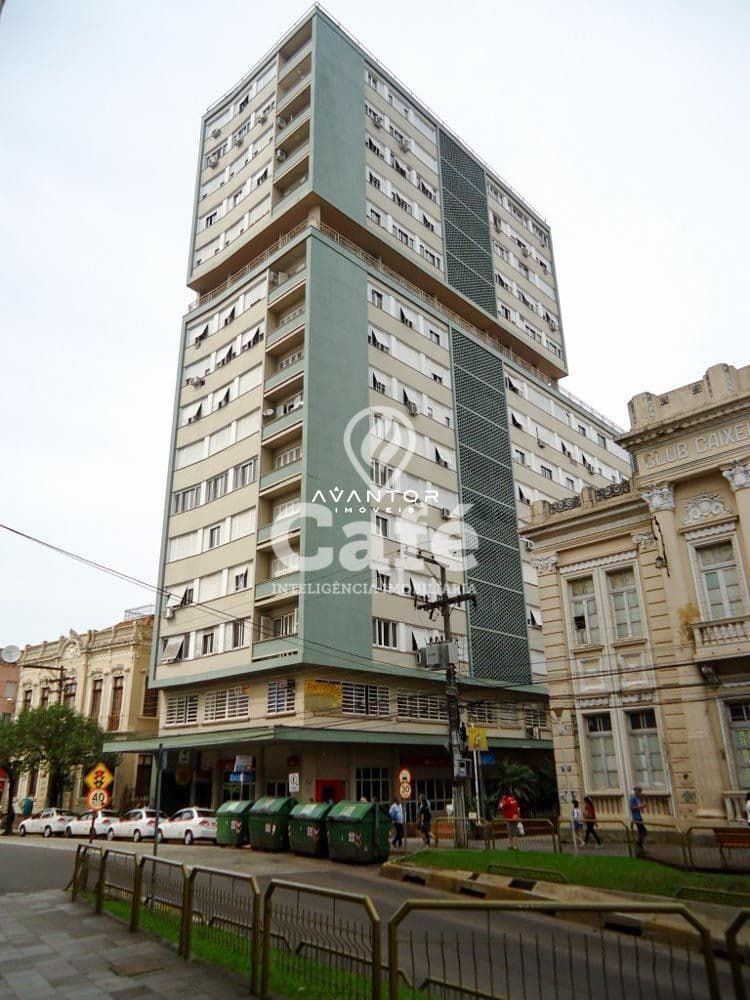 Fachada do prédio com vizinhos históricos — Apartamento com 3 quartos para alugar em Centro, Santa Maria/RS