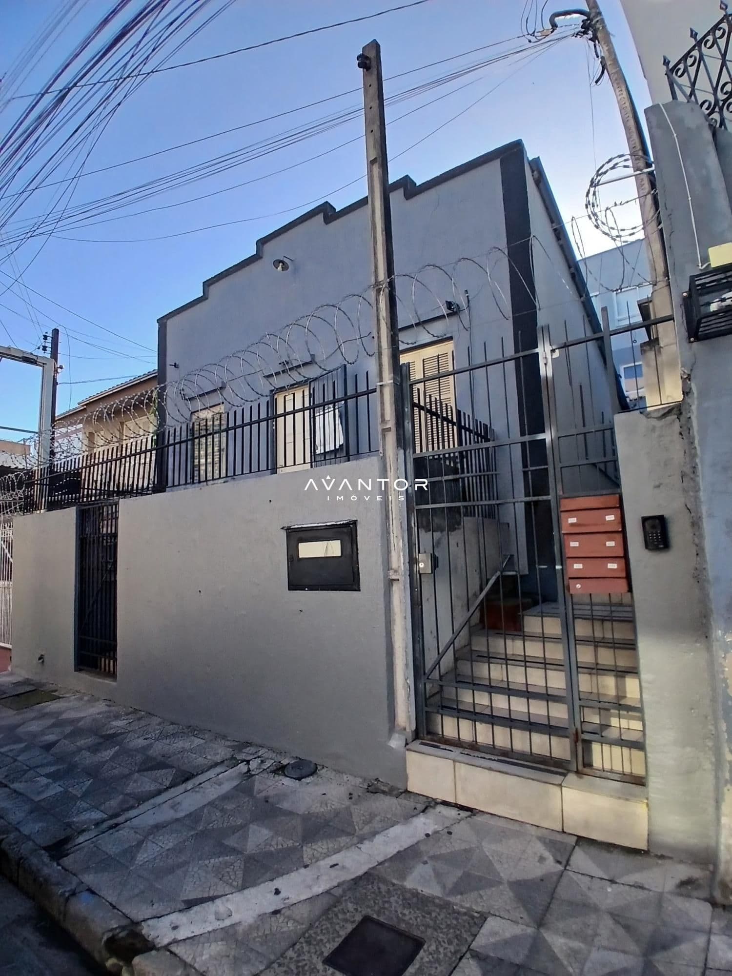 Fachada da casa com portão — Casa com 3 quartos para alugar em Nossa Senhora de Fátima, Santa Maria/RS