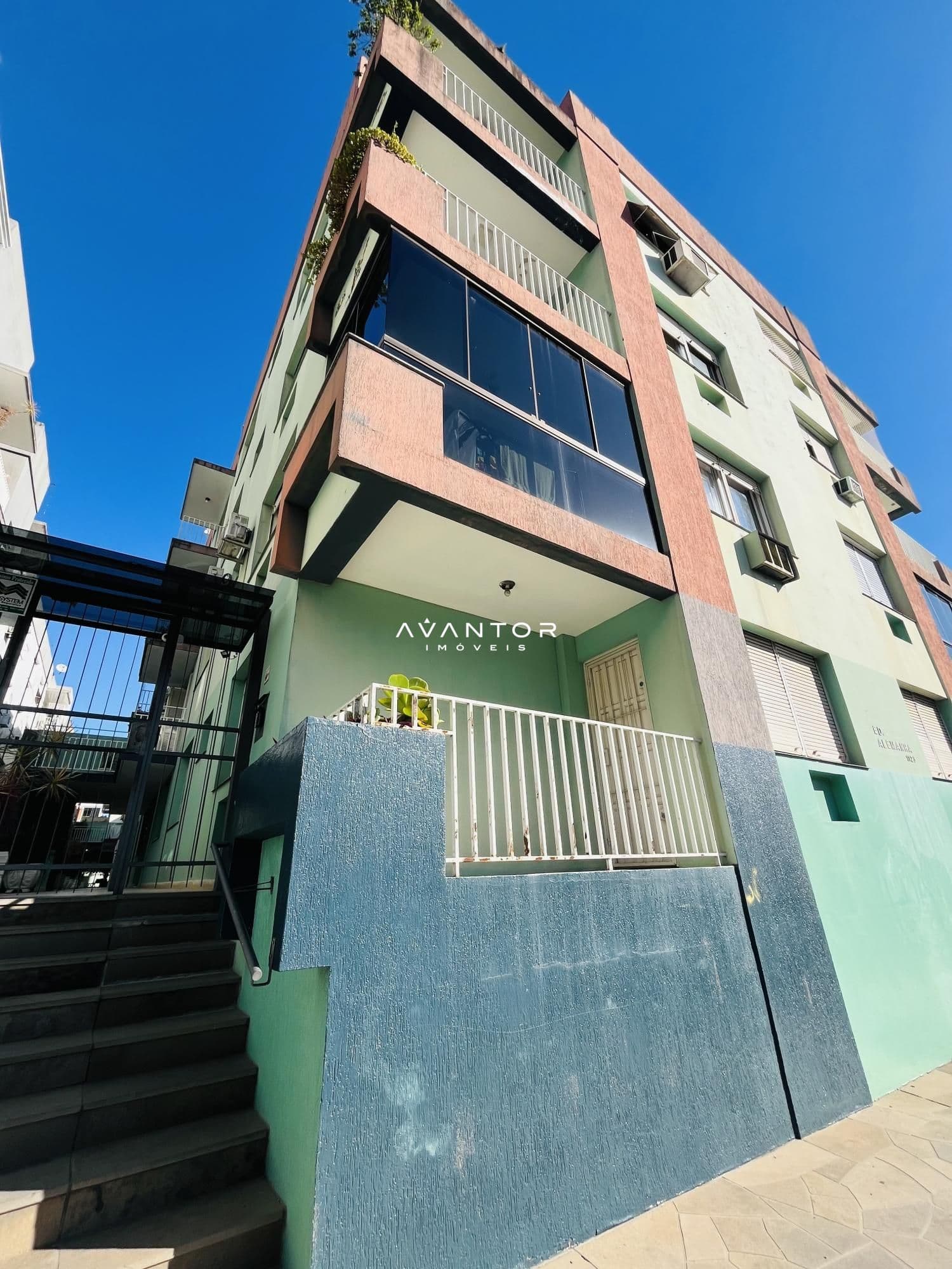 Fachada do prédio com sacada — Apartamento com 2 quartos à venda no Edifício Alemanha, em Bonfim, Santa Maria/RS