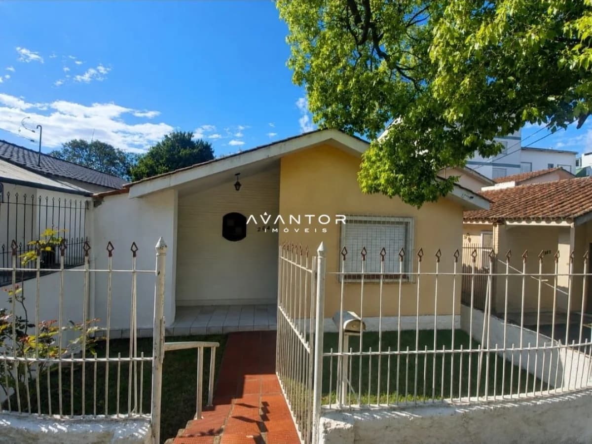 Fachada da casa com garagem e portão — Casa com 3 quartos à venda em Patronato, Santa Maria/RS