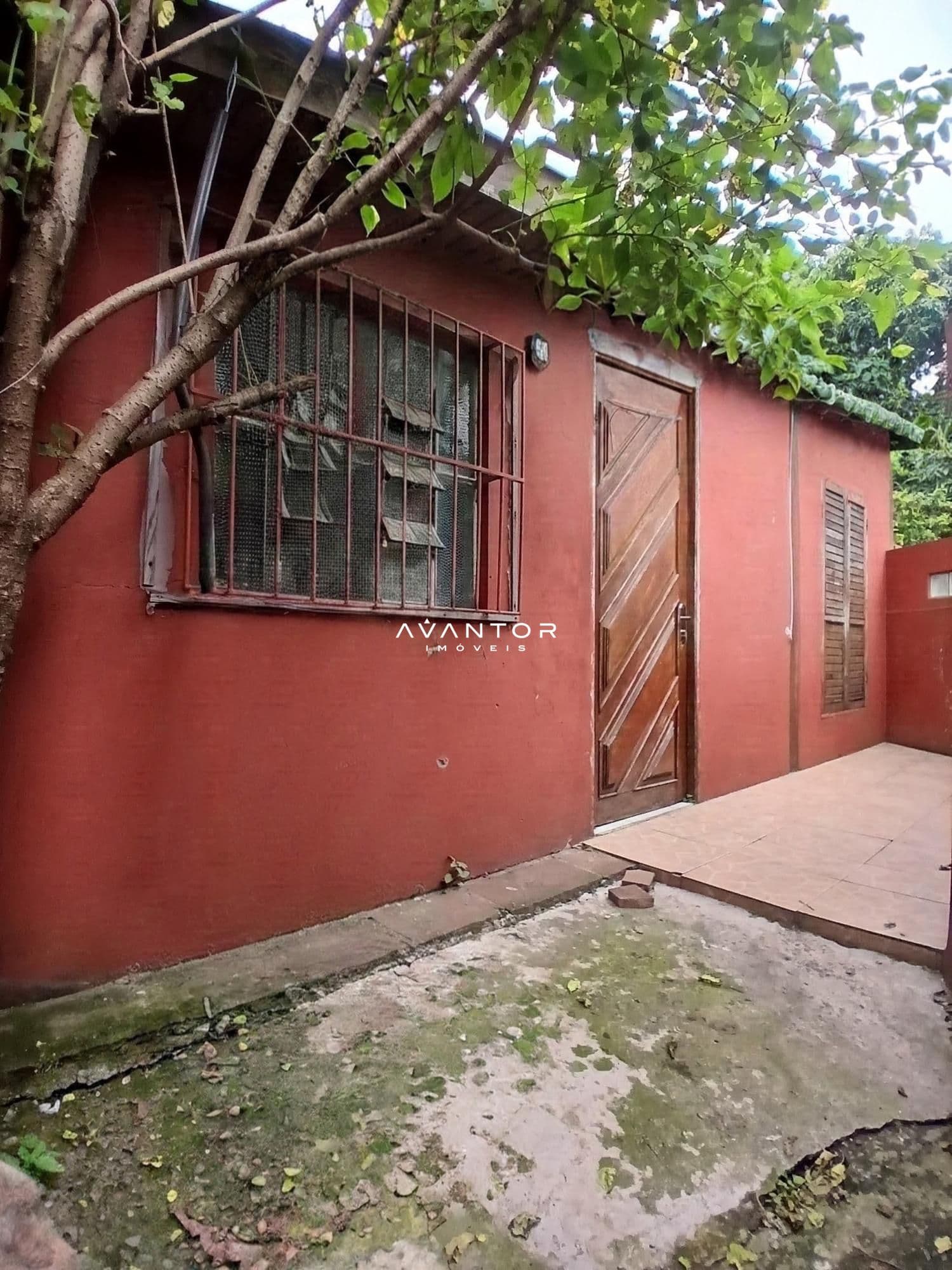 Fachada da casa com parede vermelha — Casa com 1 quarto para alugar em Centro, Santa Maria/RS