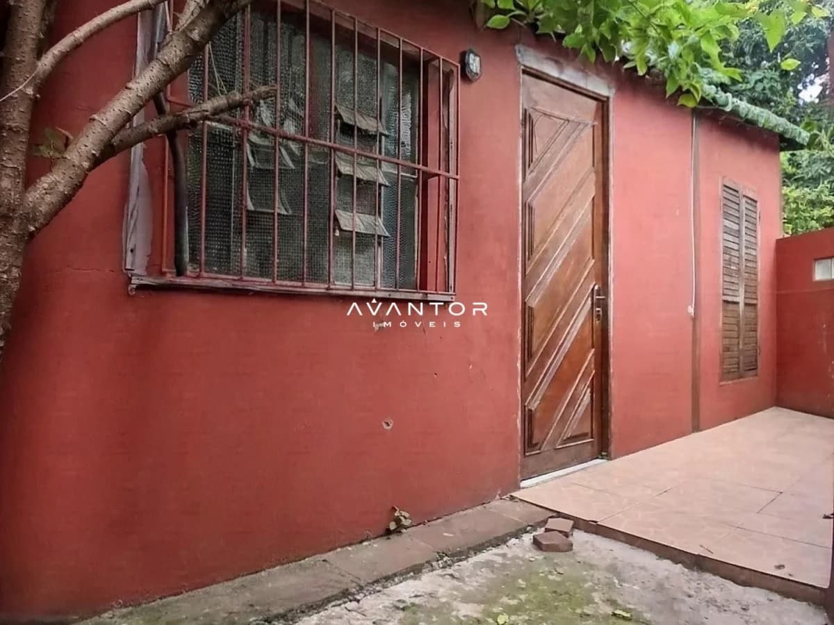 Fachada da casa com parede vermelha — Casa com 1 quarto para alugar em Centro, Santa Maria/RS
