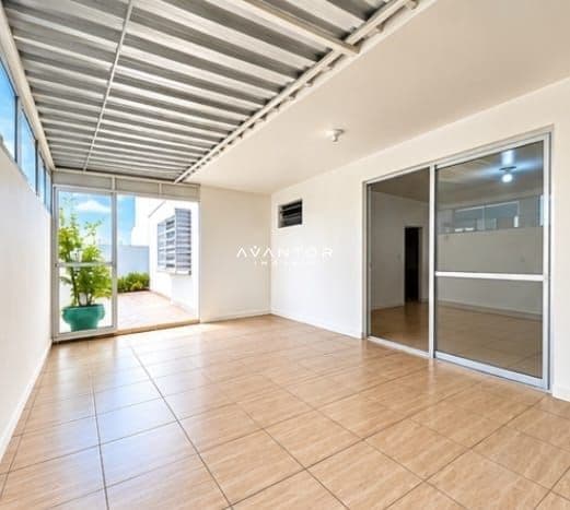 Sala com sacada e piso em porcelanato — Apartamento com 2 quartos à venda em Menino Jesus, Santa Maria/RS