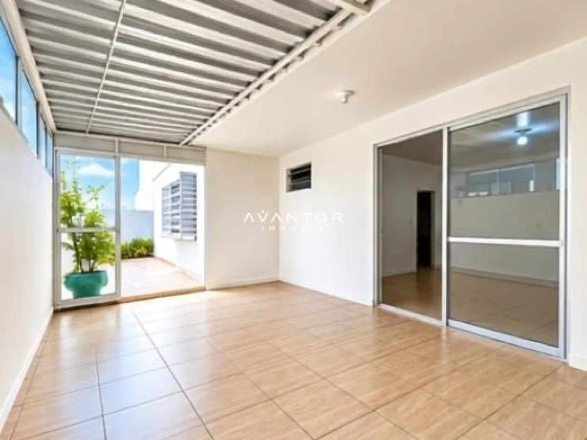 Sala com sacada e piso em porcelanato — Apartamento com 2 quartos à venda em Menino Jesus, Santa Maria/RS