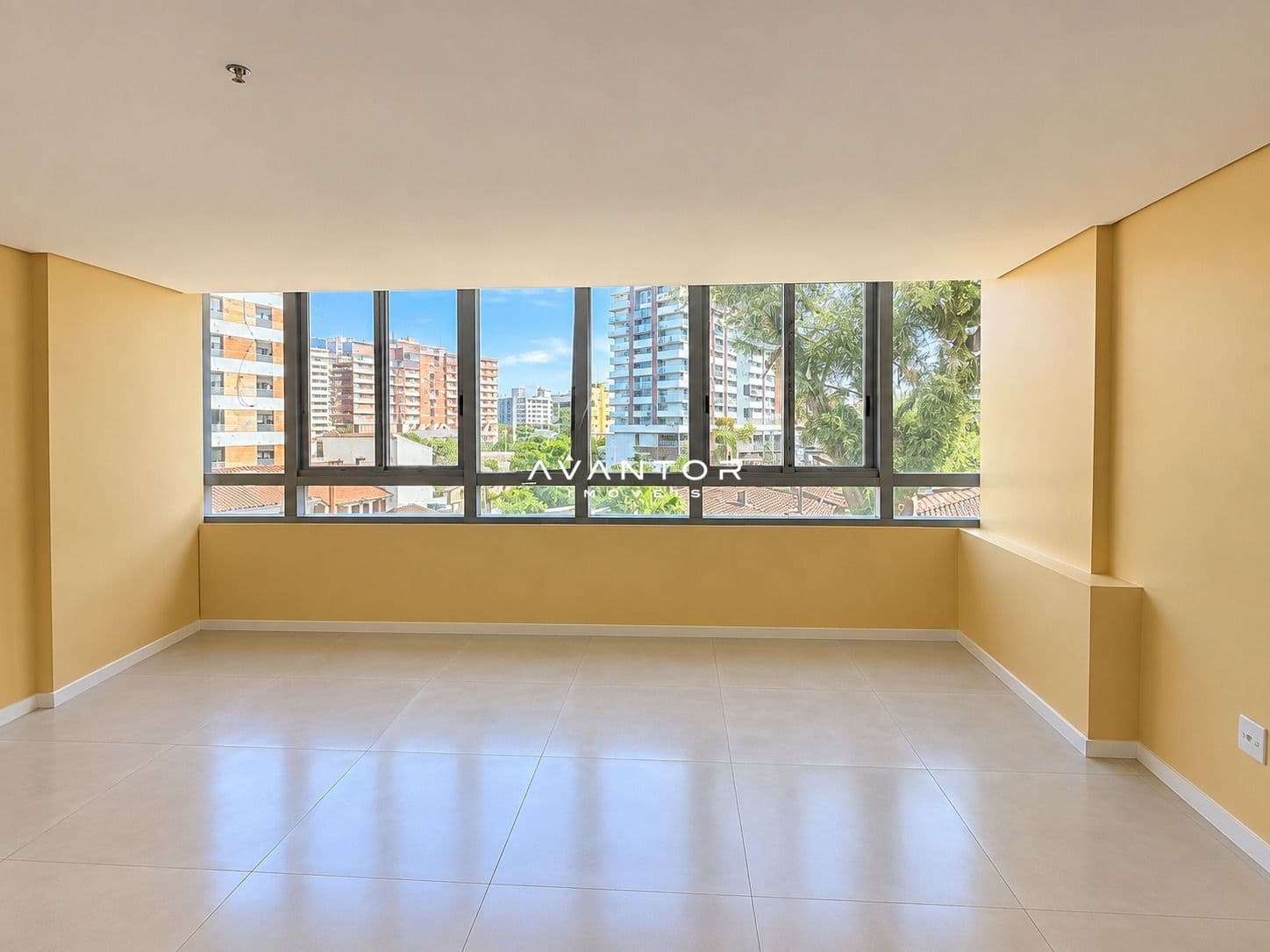 Sala com janelas amplas e vista urbana — Loja com 1 sala para alugar no Residencial Cristo Rei, em Centro, Santa Maria/RS