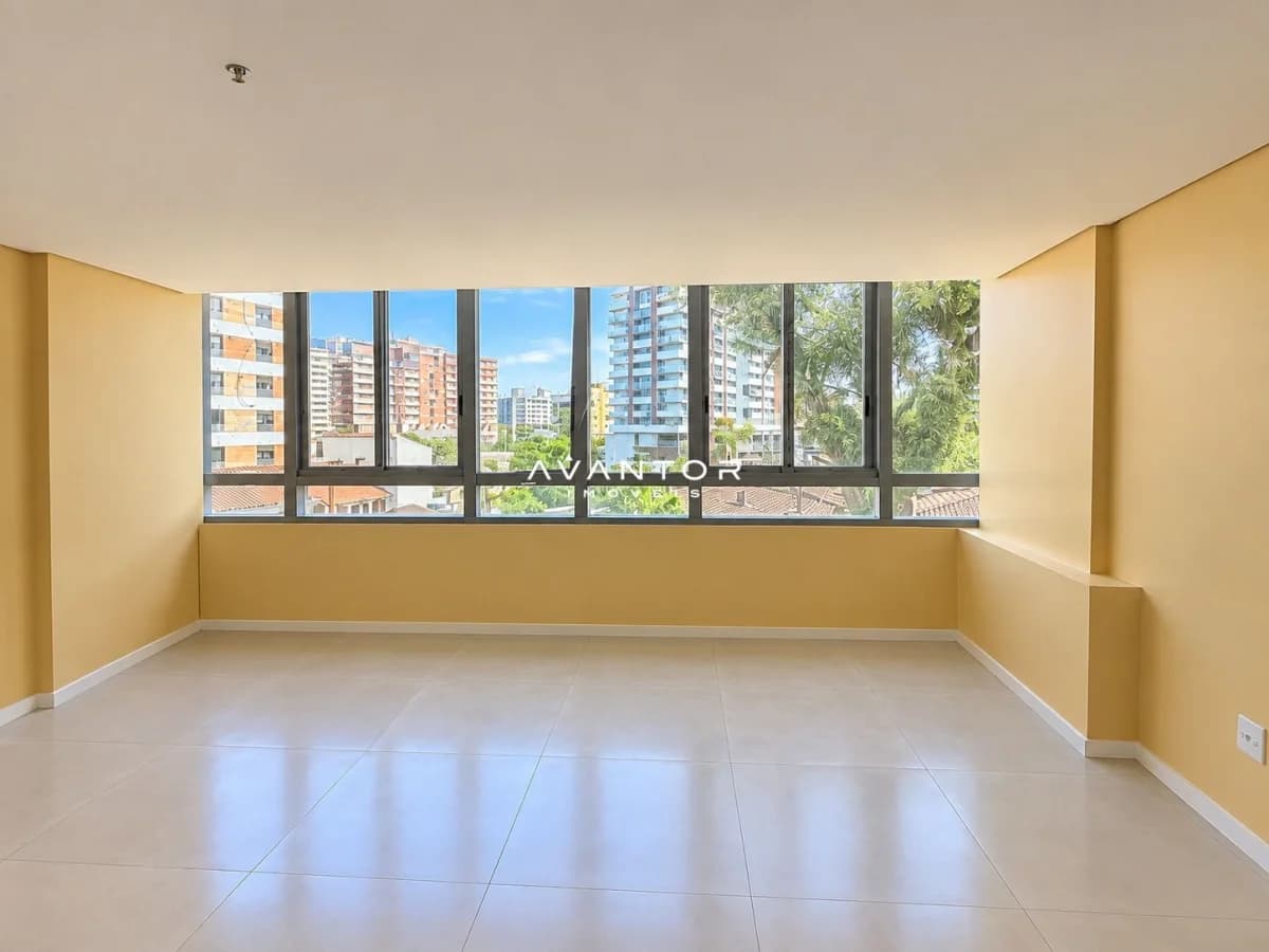 Sala com janelas amplas e vista urbana — Loja com 1 sala para alugar no Residencial Cristo Rei, em Centro, Santa Maria/RS